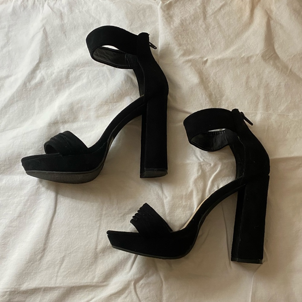 Black heel barely worn size 8